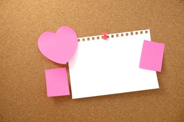 Kahverengi mantar kaplama dokusu arka planında kalp şeklinde not ve kağıt not