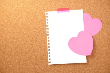 Kahverengi mantar kaplama dokusu arka planında kalp şeklinde not ve kağıt not