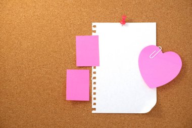 Kahverengi mantar kaplama dokusu arka planında kalp şeklinde not ve kağıt not