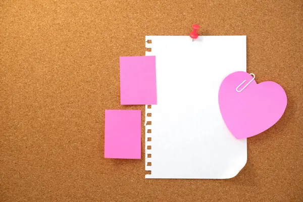 Kahverengi mantar kaplama dokusu arka planında kalp şeklinde not ve kağıt not