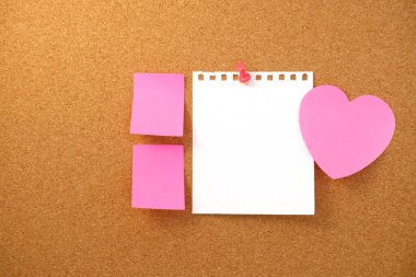 Kahverengi mantar kaplama dokusu arka planında kalp şeklinde not ve kağıt not