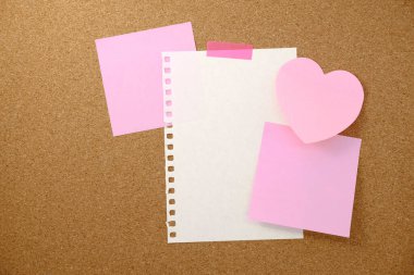 Kahverengi mantar kaplama dokusu arka planında kalp şeklinde not ve kağıt not