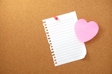 Kahverengi mantar kaplama dokusu arka planında kalp şeklinde not ve kağıt not