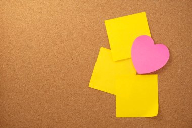 Kahverengi mantar kaplama dokusu arka planında kalp şeklinde not ve kağıt not