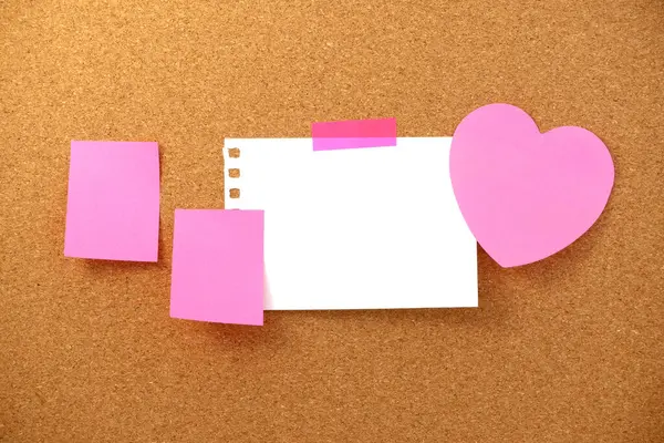 Kahverengi mantar kaplama dokusu arka planında kalp şeklinde not ve kağıt not