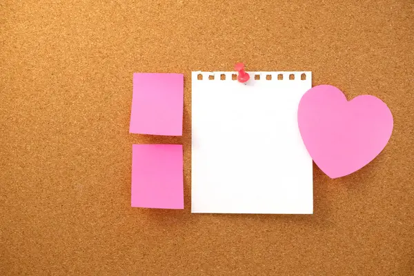 Kahverengi mantar kaplama dokusu arka planında kalp şeklinde not ve kağıt not