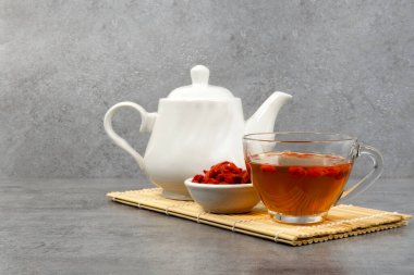 Kaya dokusunda goji üzümlü çay seti. Seçici odak