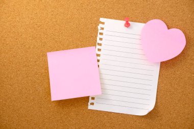 Kahverengi mantar kaplama dokusu arka planında kalp şeklinde not ve kağıt not