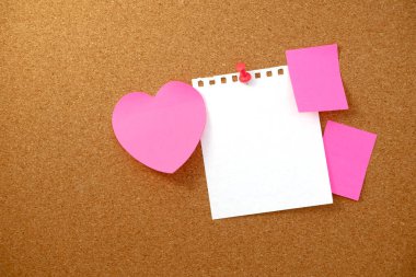 Kahverengi mantar kaplama dokusu arka planında kalp şeklinde not ve kağıt not