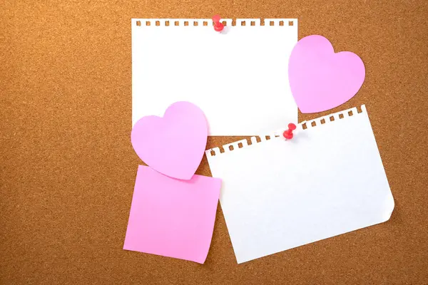 Kahverengi mantar kaplama dokusu arka planında kalp şeklinde not ve kağıt not