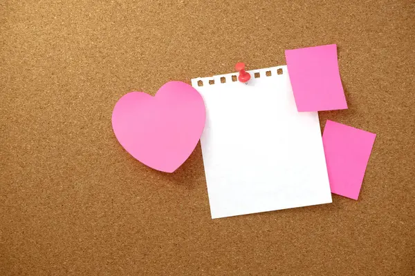Kahverengi mantar kaplama dokusu arka planında kalp şeklinde not ve kağıt not