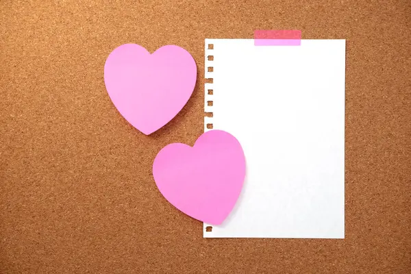Kahverengi mantar kaplama dokusu arka planında kalp şeklinde not ve kağıt not