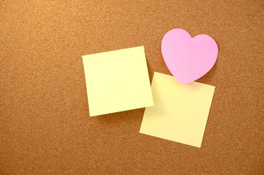 Kahverengi mantar kaplama dokusu arka planında kalp şeklinde not ve kağıt not