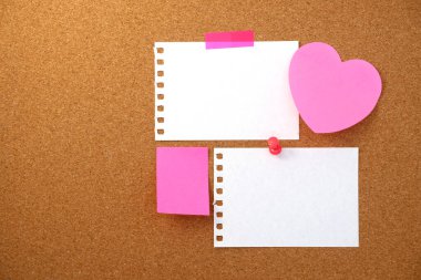 Kahverengi mantar kaplama dokusu arka planında kalp şeklinde not ve kağıt not