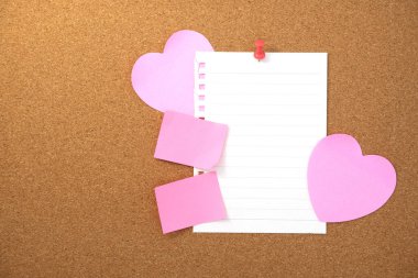 Kahverengi mantar kaplama dokusu arka planında kalp şeklinde not ve kağıt not