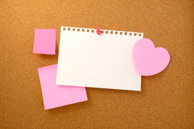 Kahverengi mantar kaplama dokusu arka planında kalp şeklinde not ve kağıt not