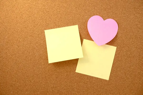 Kahverengi mantar kaplama dokusu arka planında kalp şeklinde not ve kağıt not