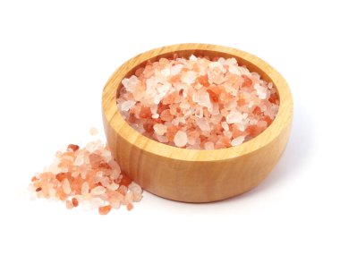Himalaya pembe tuzu beyaz arka planda izole edilmiş ahşap kasede.