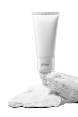 Beyaz arka planda izole edilmiş taşlı beyaz plastik krema tüpü. Seçici Odaklanma.