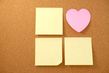 Kahverengi mantar kaplama dokusu arka planında kalp şeklinde not ve kağıt not