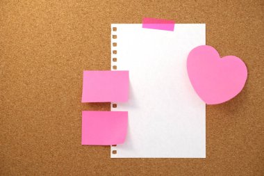 Kahverengi mantar kaplama dokusu arka planında kalp şeklinde not ve kağıt not