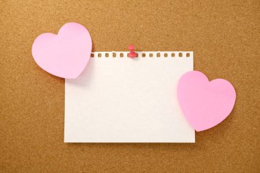 Kahverengi mantar kaplama dokusu arka planında kalp şeklinde not ve kağıt not