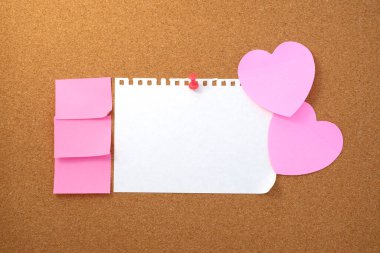 Kahverengi mantar kaplama dokusu arka planında kalp şeklinde not ve kağıt not