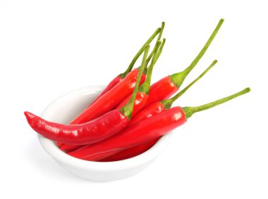 Beyaz arka planda izole edilmiş kırmızı biber kasesi.