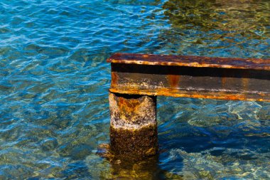 Curacao adasının kayalık kıyıları