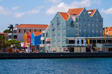 Curacao 'daki Sint Anna Körfezi' nin manzarası.