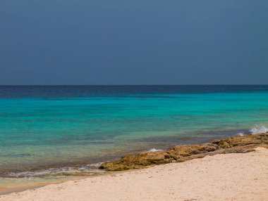Klein Curacao 'daki deniz feneri Eski inşaat ve mavi gökyüzü