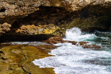 Kayalar, taşlar ve turkuaz suyla güzel deniz manzarası