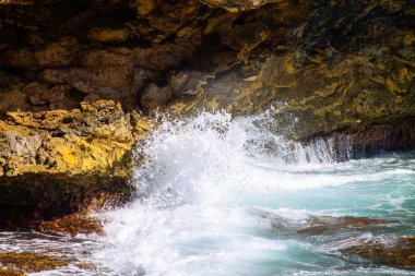 Kayalar, taşlar ve turkuaz suyla güzel deniz manzarası