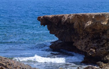 Ormanın ortasında terk edilmiş bir ev, Curacao.