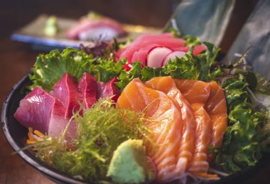 Renkli bir dizi taze suşiye dalın ve Japon mutfağının sanatını canlı bir iç mekanda gösterin..