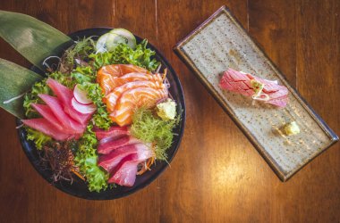 Japon mutfağının sanatını sıcak bir şekilde sergileyen canlı bir suşi ve sashimi tabağı..