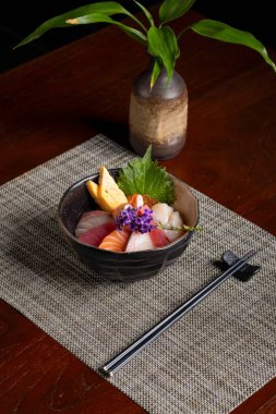 Güzel düzenlenmiş sashimi tabağı taze deniz ürünleri sergileniyor otlar ve sebzelerle süslenmiş mutfak meraklıları için mükemmel..