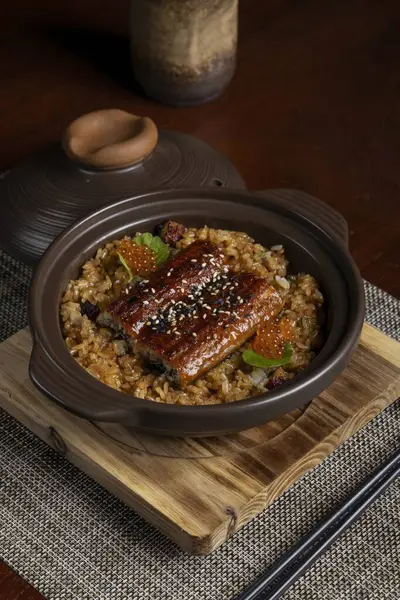 Sıcak bir Japon mutfağında lezzetli bir unagi pilavı hazırlama sanatını deneyin..