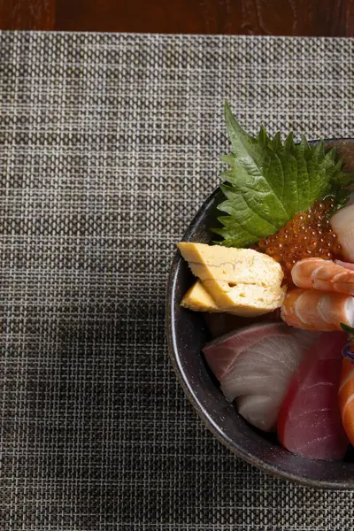 Canlı bir suşi kasesinde taze malzemeler ve tatlar sergiliyoruz. Yemek meraklıları için mükemmel..