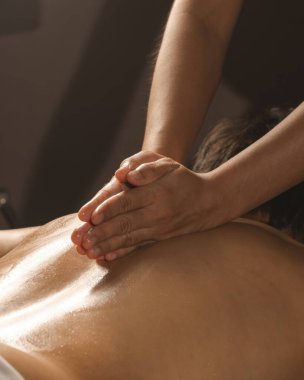 Rahatlatıcı bir masajın rahatlatıcı gücünü, stresi azaltmak ve refahı arttırmak için tasarlanmış huzurlu bir spa ortamında tecrübe edin..