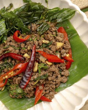 Taze fesleğen ve biberli kızarmış bifteğin canlı tadını çıkarın. Yerel marketten bir aşçılık başyapıtı..