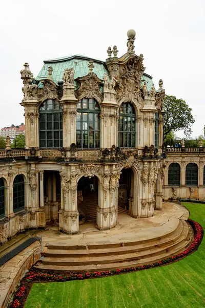 Güzel Dresden, Zwinger Müzesi, Almanya. Avrupa 'nın tarihi ve kültürel merkezi