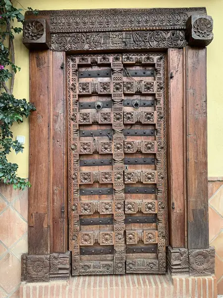 İspanya 'nın Marbella şehrinde mimari bir unsur olarak ahşap giriş kapıları oyulmuş.