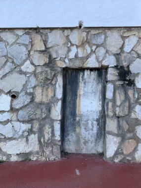 İspanya, Endülüs 'teki taşra cephesinde gizemli bir kapalı kapı ya da duvar arası. Eskimiş dokular ve yıpranmış detaylar onun esrarengiz cazibesine eklenir.