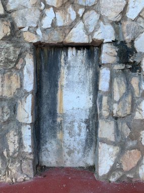 İspanya, Endülüs 'teki taşra cephesinde gizemli bir kapalı kapı ya da duvar arası. Eskimiş dokular ve yıpranmış detaylar onun esrarengiz cazibesine eklenir.