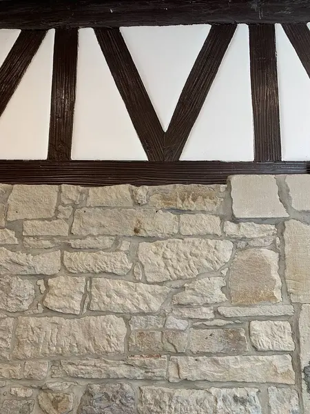 Siyah ahşap çerçeveli ton duvarı, yarı ahşap mimarinin klasik bir unsurudur..