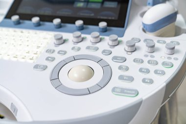 Cerrahi klinik bilgisayar odası. Modern bir işletim laboratuvarında ultrason makinesi..