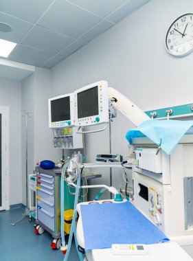 Yeni teknoloji ekipmanlarıyla modern hastane odası. Profesyonel operasyon tedavisi.