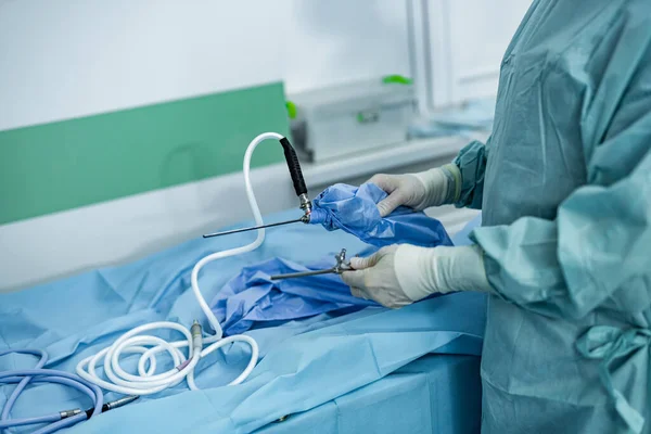 Especialista Operativo Trabajo Uniforme Con Instrumentos Cirugía Uniforme Estéril Profesional —  Fotos de Stock