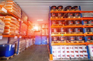 Büyük sanayi deposunu boşaltın. Büyük kapalı lojistik deposu.